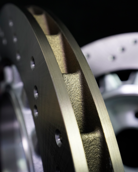 Detail der innenbelüfteten BMW M Bremsscheibe hinten mit Bohrungen