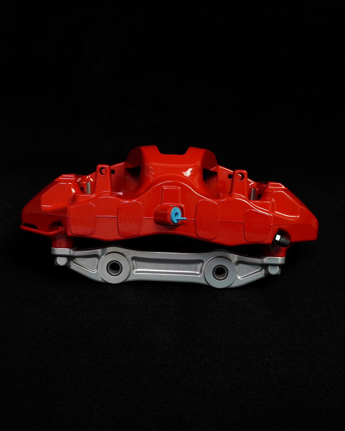 Roter BMW M Bremssattel vorne mit Halter, seitliche Ansicht