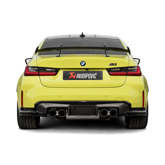 BMW M3 G80 mit Akrapovič Slip-On Line, Heckansicht mit Carbon-Endrohren