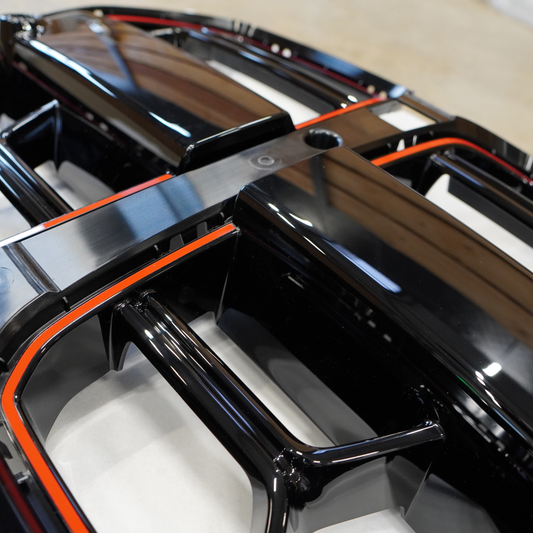Detail der BMW M4 CSL / M3 CS Niere mit Mittelsteg und roter Kontur