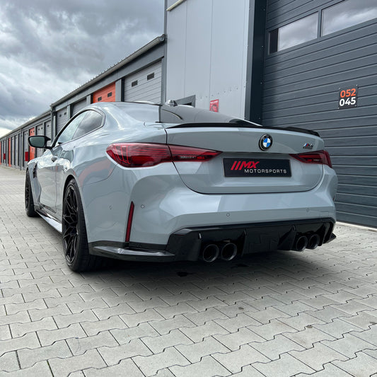 Grauer BMW M4 G82 mit H&R Fahrdynamik-Paket, Heckansicht