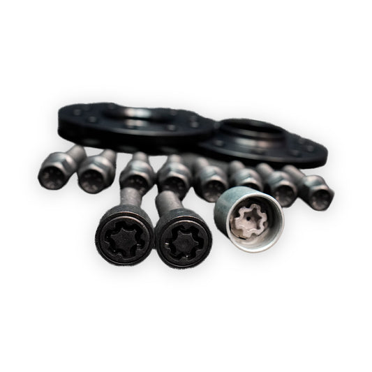 Lieferumfang der H&R Spurplatten 10 mm mit Radschrauben und Felgenschloss