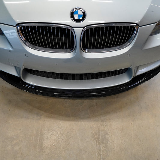 MxM Carbon-Frontsplitter am silbernen BMW M3 E9x, Frontpartie von oben