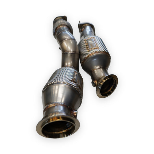 Beide Rohre der MxM Downpipe S58 mit Hitzeschutzmantel und Flanschen