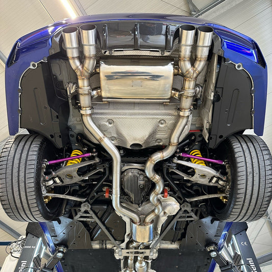 MxM Equal-Length-Abgasanlage am Unterboden eines BMW F8x, Blick auf den Endschalldämpfer