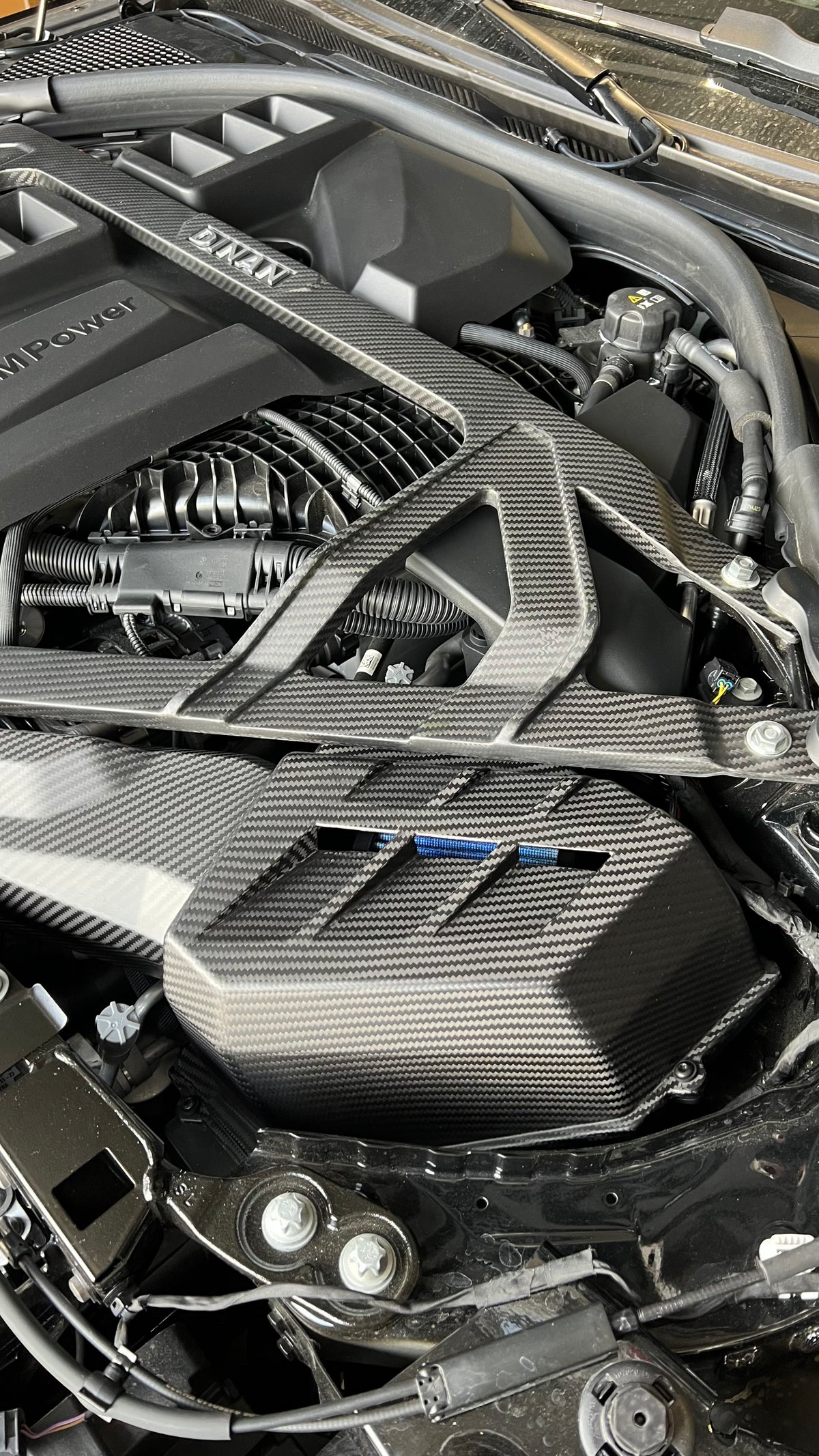 Dinan Carbon-Ansaugung für BMW M2 G87, M3 G80/G81 und M4 G82/G83, eingebaut im Motorraum