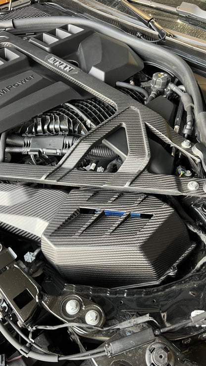Dinan Carbon-Ansaugung für BMW M2 G87, M3 G80/G81 und M4 G82/G83, eingebaut im Motorraum