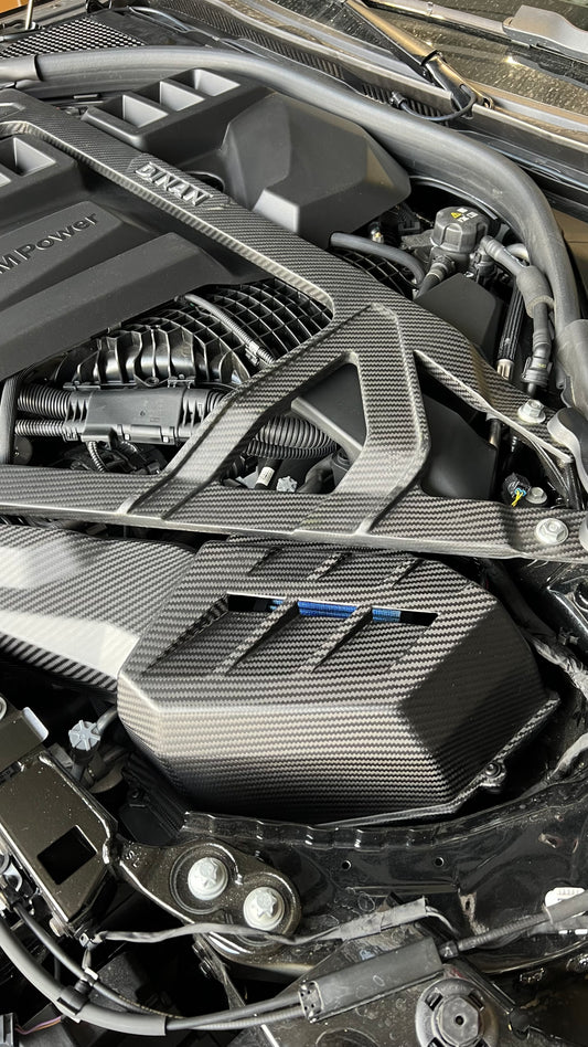 Dinan Carbon-Ansaugung für BMW M2 G87, M3 G80/G81 und M4 G82/G83, eingebaut im Motorraum