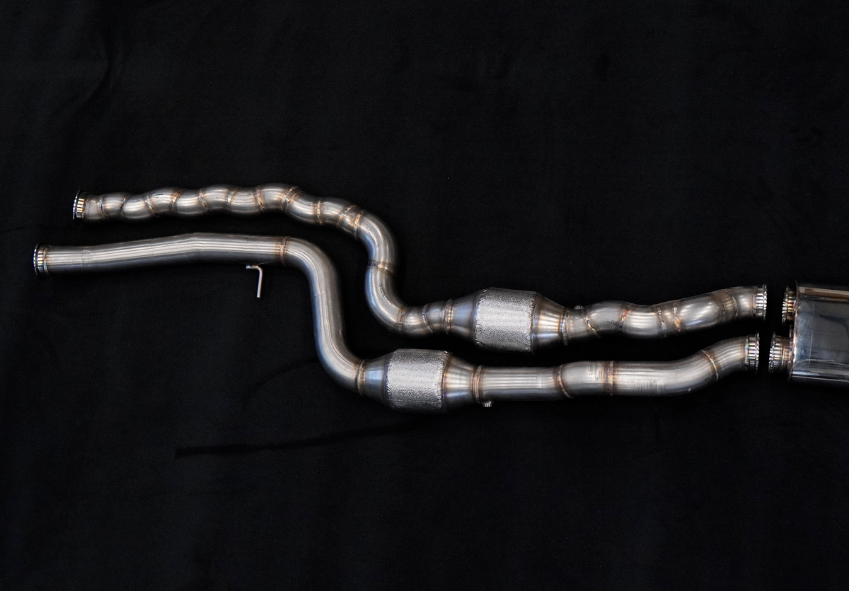 Downpipes der MxM Equal-Length-Abgasanlage mit Metallkatalysatoren