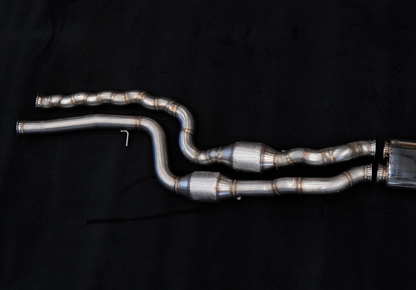 Downpipes der MxM Equal-Length-Abgasanlage mit Metallkatalysatoren