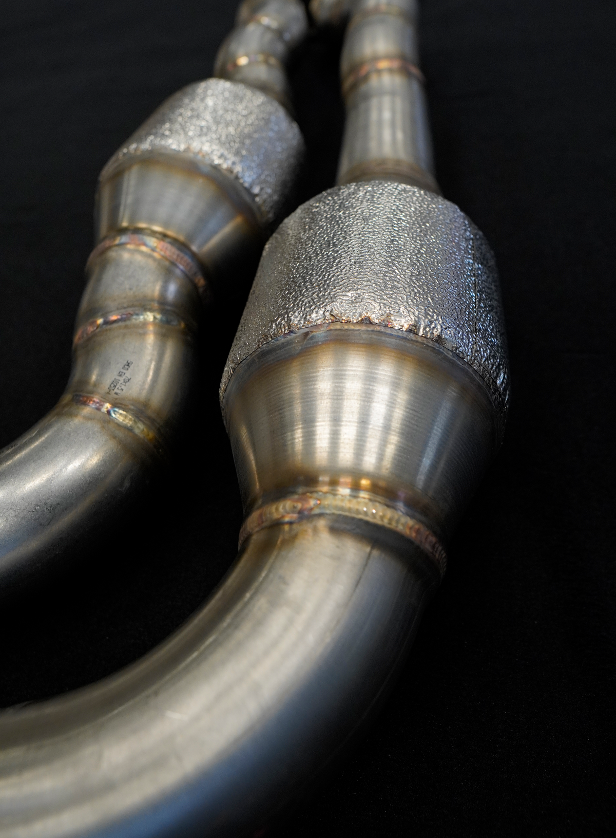 Detail der HJS-Metallkatalysatoren in den Downpipes der MxM Abgasanlage