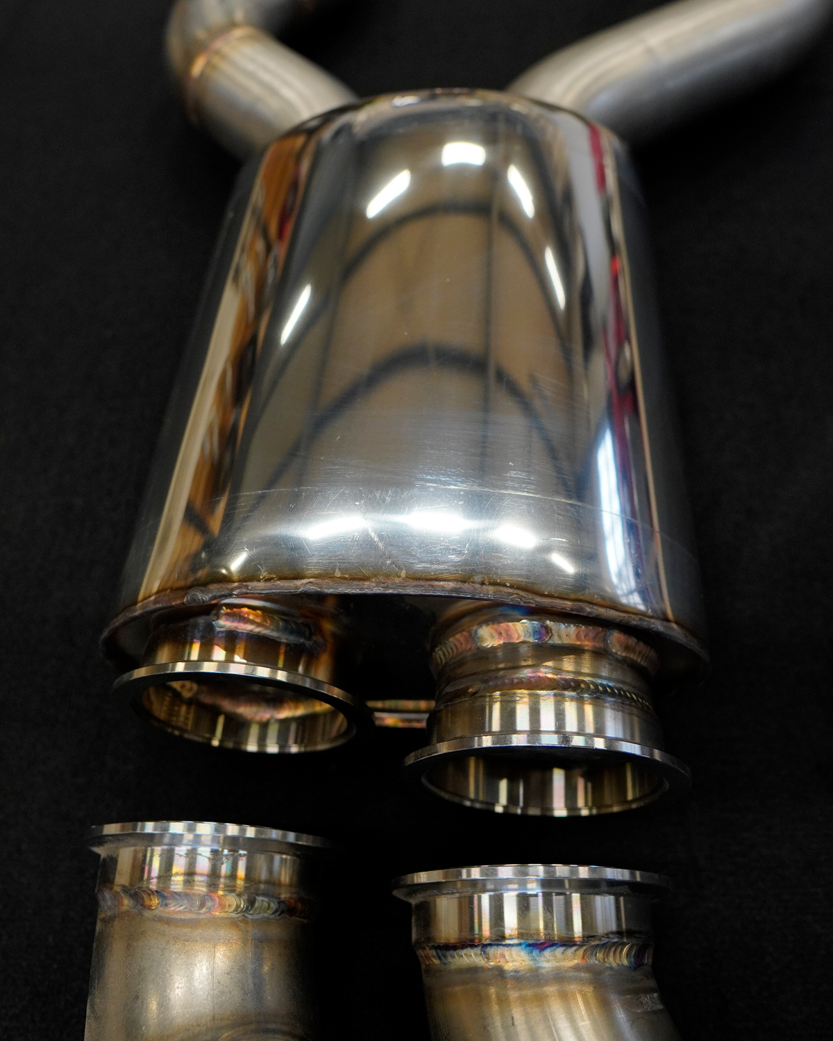 Detail der H-Pipe der MxM Abgasanlage mit Rohranschlüssen