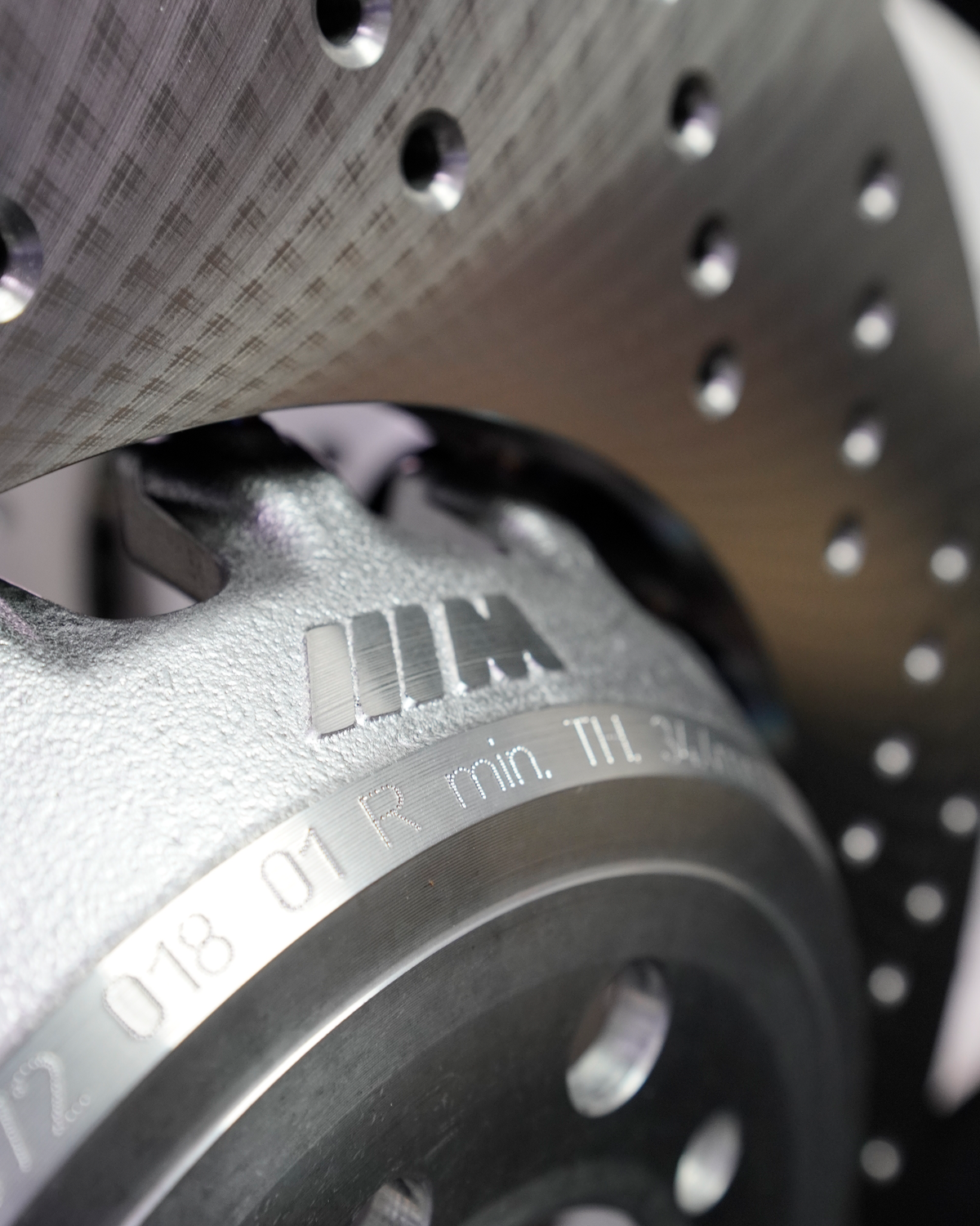 Detail der BMW M Bremsscheibe vorne mit M-Logo und Angabe der Mindestdicke