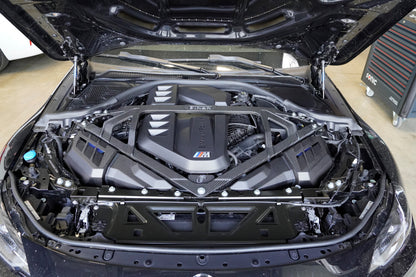 Motorraum eines BMW G8x mit eingebauter Dinan Carbon-Ansaugung