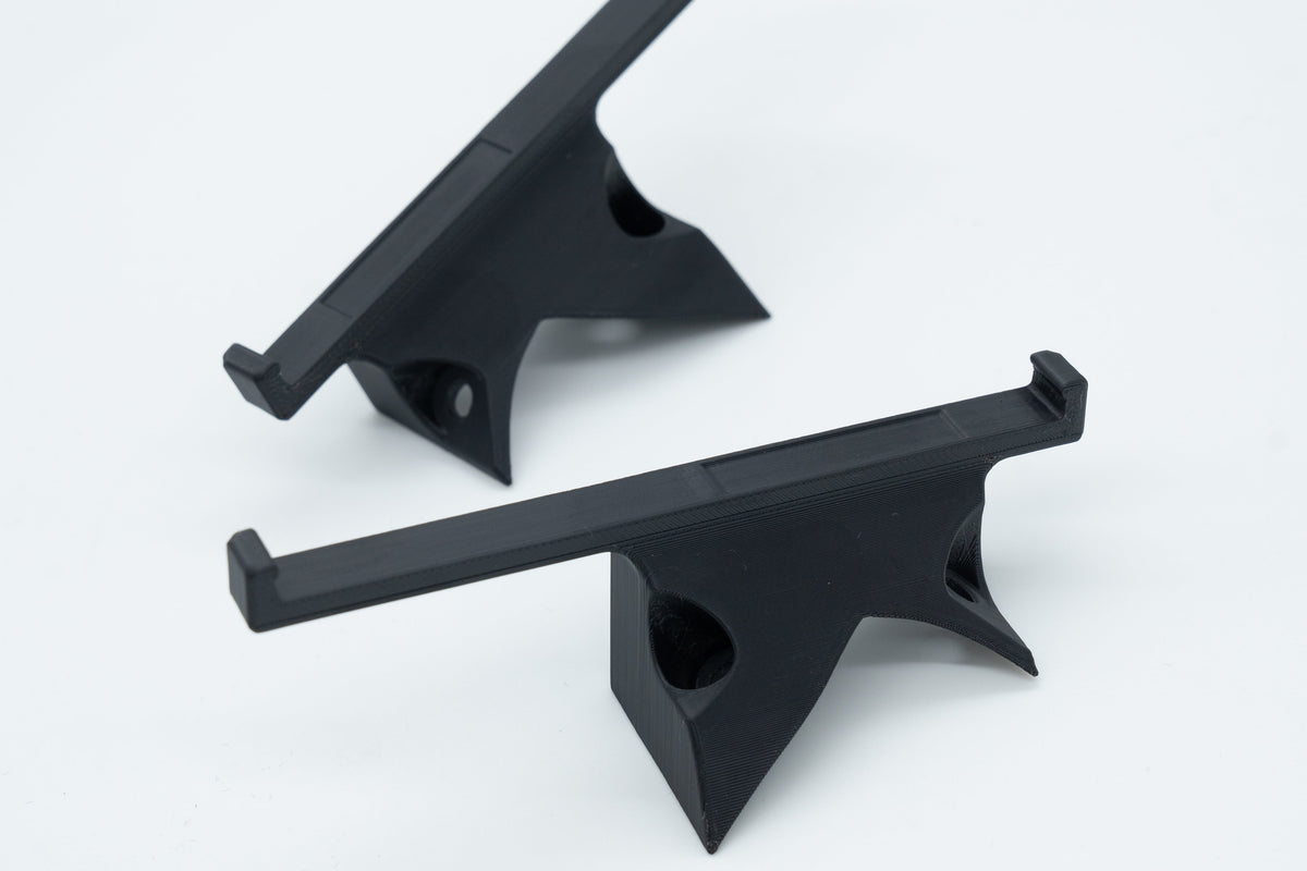 Detail des Standfußes mit Bohrung am MxM Kennzeichenhalter