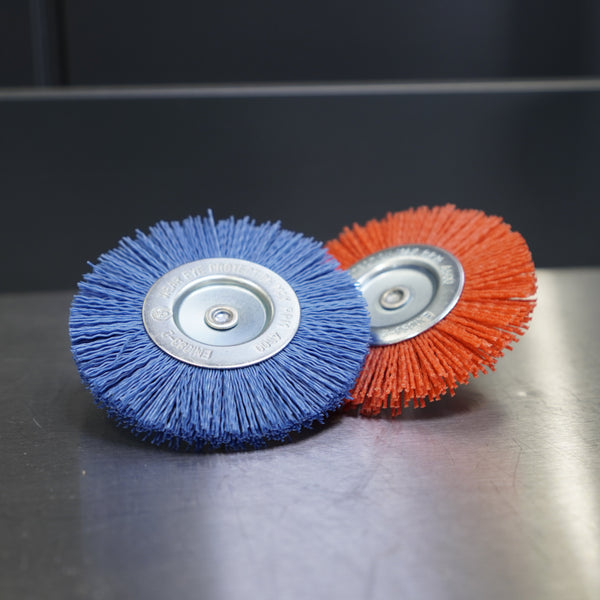 Nylon-Scheibenbürsten 100 mm für Radnaben und Bremsträger in Blau und Orange
