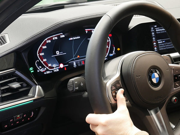 MxM Klappensteuerung für BMW M2, M3 und M4 – Fahrerhand an der Lenkradtaste im BMW-Cockpit