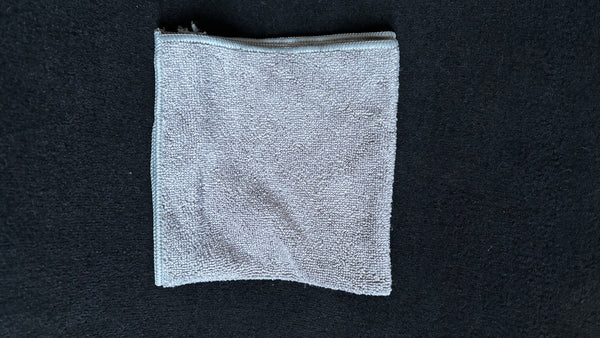 MxM Mikrofasertuch 40 × 40 cm, gefaltet auf dunklem Untergrund