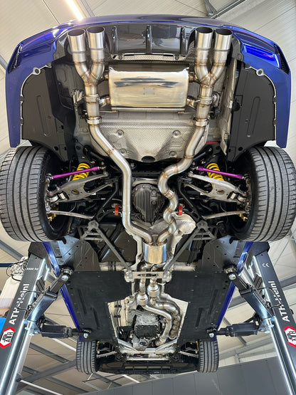 MxM Equal-Length-Abgasanlage am Unterboden eines BMW F8x, Blick auf den Endschalldämpfer