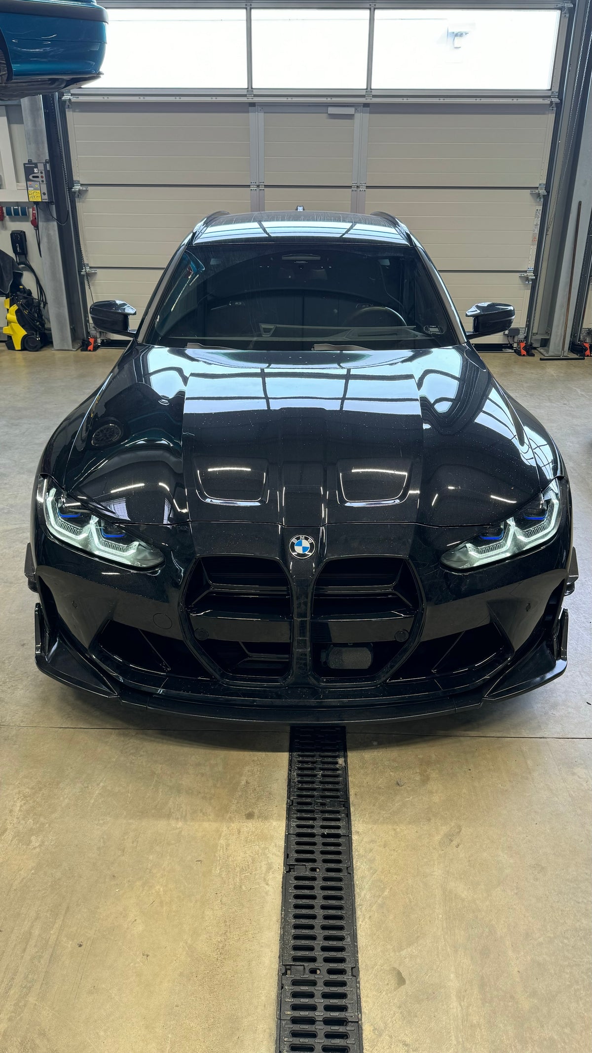 Glänzend schwarze Lufteinlässe in der Frontschürze eines BMW M3 G80, Frontansicht