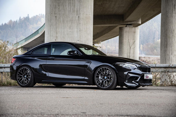 KW V3 Gewindefahrwerk für BMW M2 F87 am schwarzen M2 Competition, Ansicht schräg von vorne