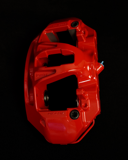 Innenseite des roten BMW M Bremssattels vorne mit Bremskolben