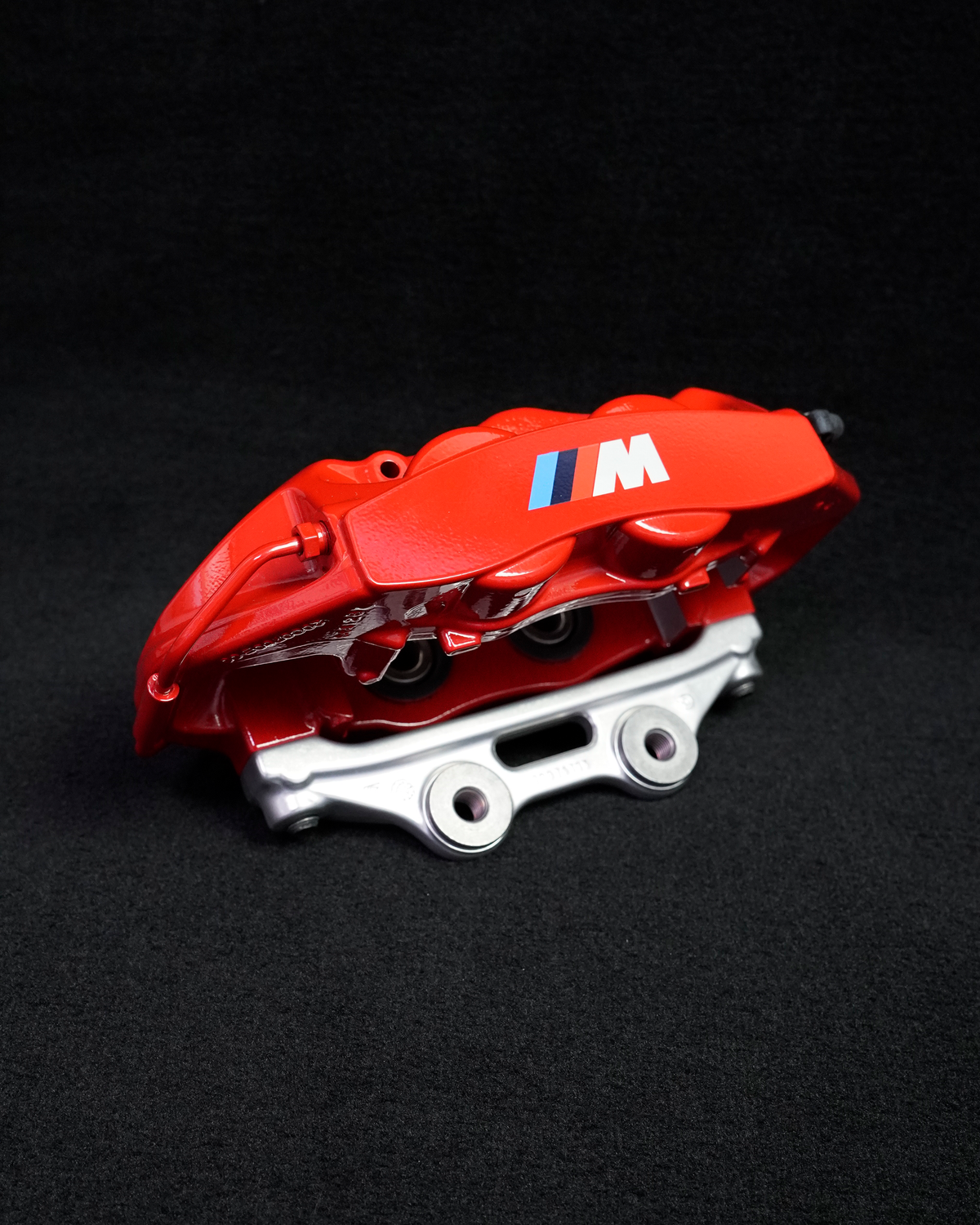 Roter BMW M Bremssattel hinten mit M-Logo, Ansicht von vorne