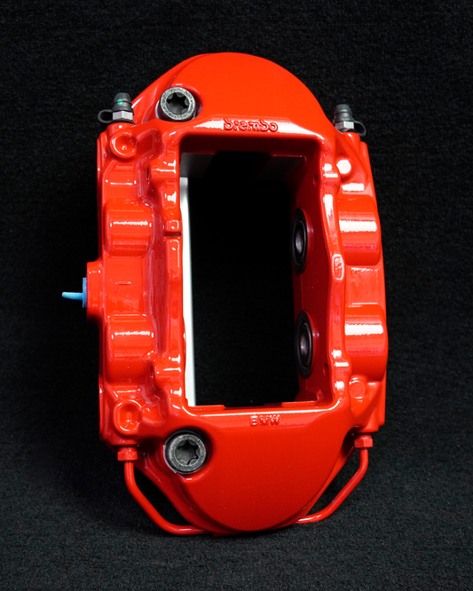 Innenseite des roten BMW M Bremssattels hinten