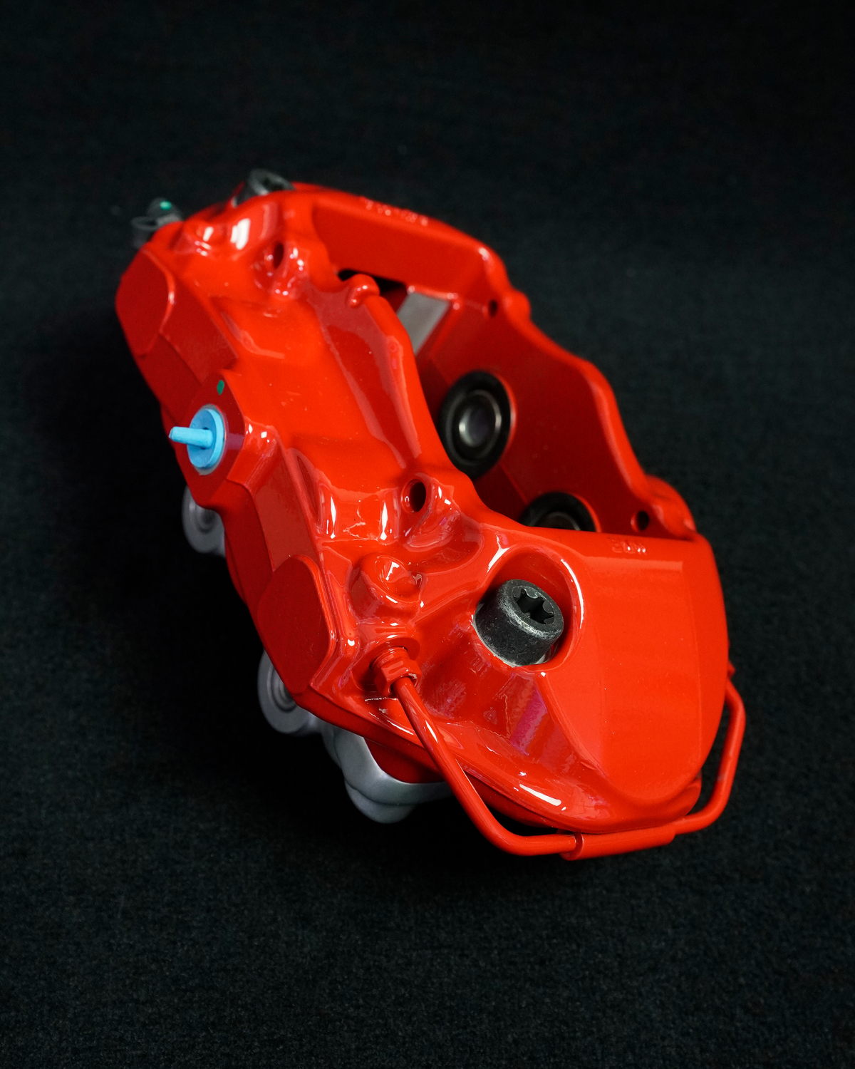 Roter BMW M Bremssattel hinten mit Entlüfterventil, schräge Ansicht