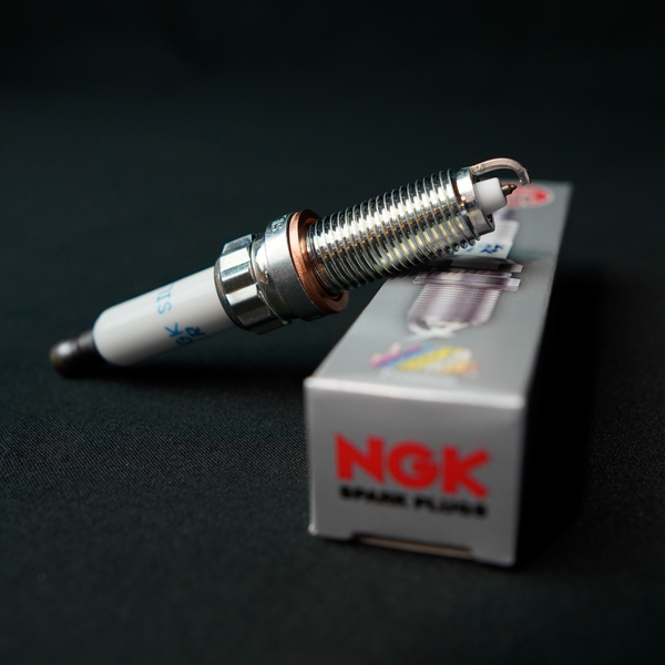 NGK 97506 Zündkerze für BMW S55 in M2 Competition, M3 F80 und M4 F82 mit Verpackung