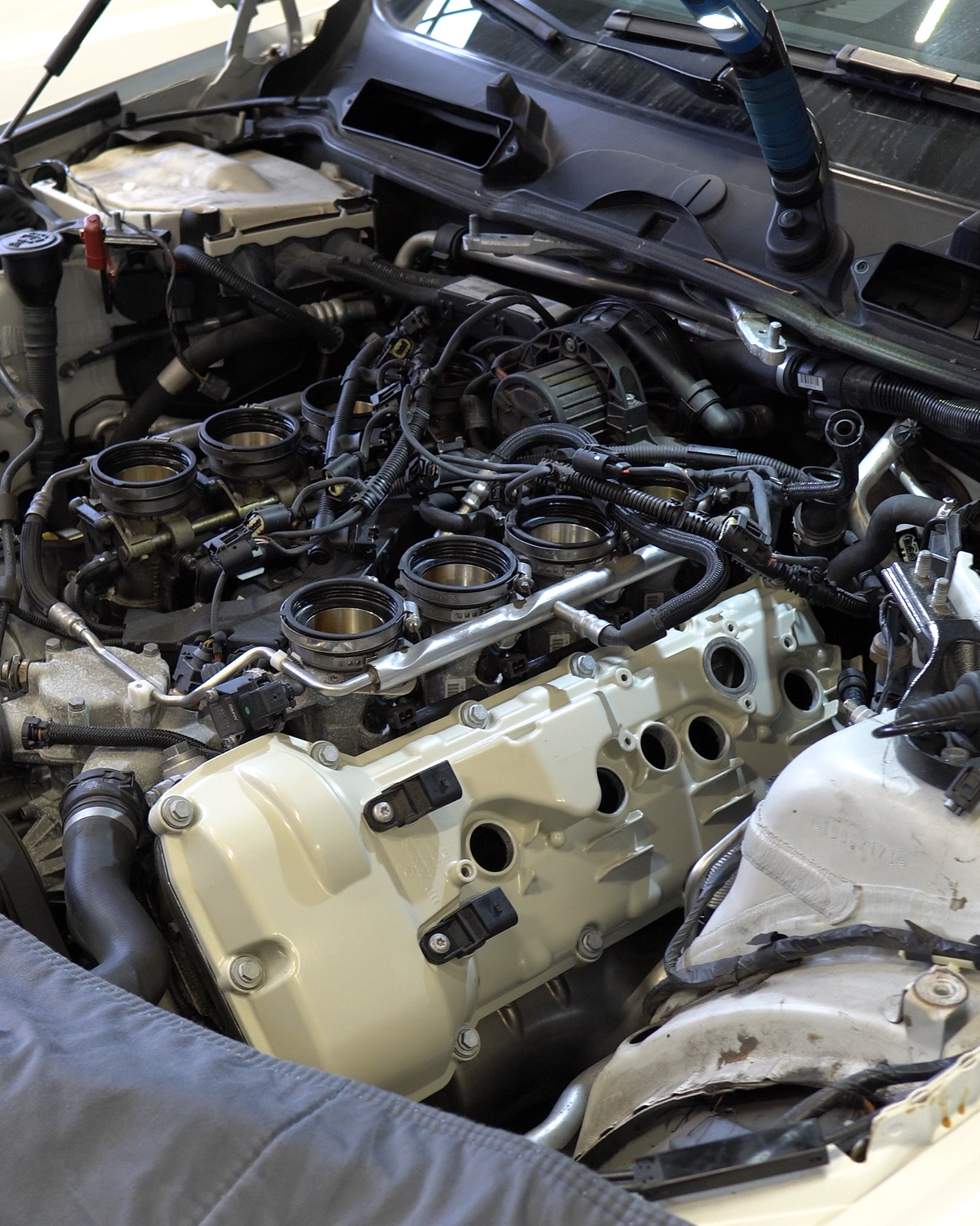 Motorraum des BMW M3 E9x mit montiertem Ventildeckel bei abgebauter Ansaugung