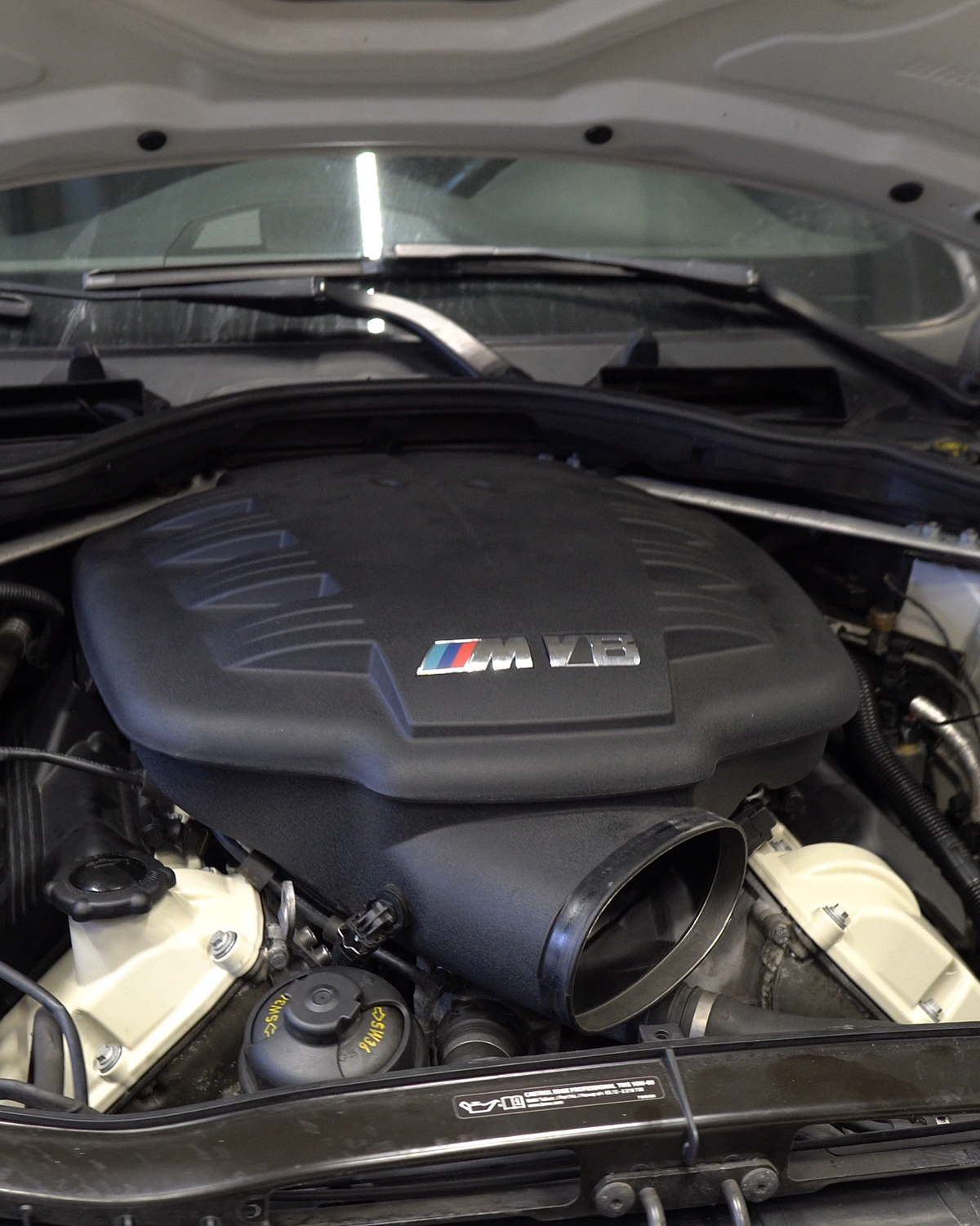 Motorraum des BMW M3 E9x mit V8-Motorabdeckung nach dem Einbau