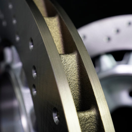 Detail der innenbelüfteten BMW M Bremsscheibe hinten mit Bohrungen