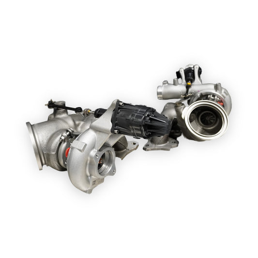 Beide BMW Original-Turbolader für den S55 mit Wastegate-Stellern, seitliche Ansicht