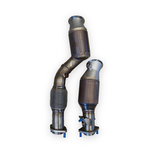 Beide Rohre der HJS Downpipe mit Tuning-Katalysatoren und Flexrohren