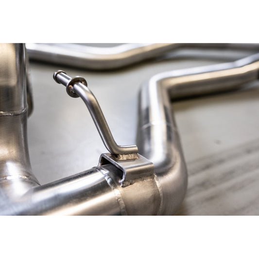 Mittelrohr der MxM Klappenabgasanlage mit Halter im Detail