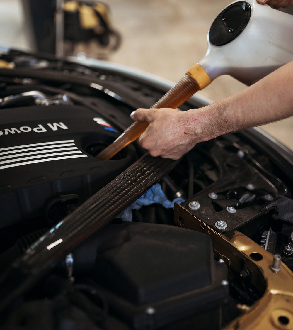 Ölwechsel an einem BMW-M-Motor in der Werkstatt von MX Motorsports