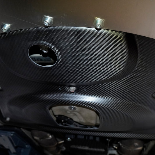 Eingebautes MxM Carbon-Schubfeld am Unterboden des BMW M3 E92, Schrägansicht