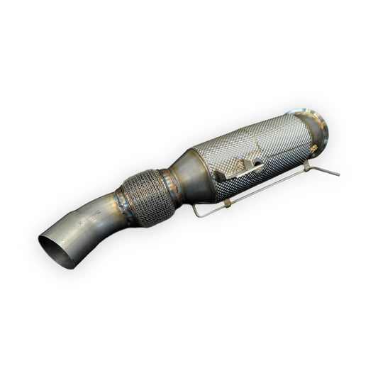 MxM Downpipe B58 mit OPF in Seitenansicht mit Flexrohr und Hitzeschutzmantel