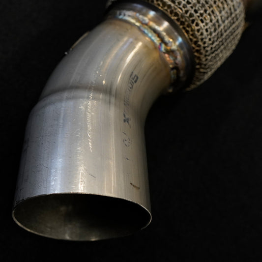 Auslassrohr der MxM Downpipe B58 mit geflochtenem Flexrohr im Detail