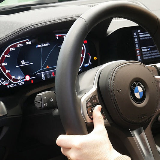 MxM Klappensteuerung für BMW M2, M3 und M4 – Fahrerhand an der Lenkradtaste im BMW-Cockpit