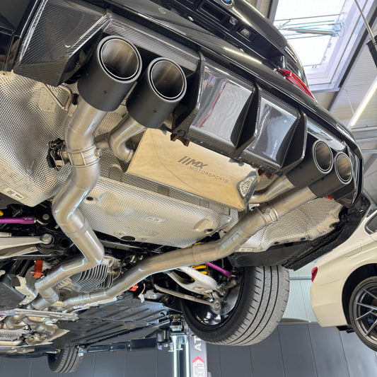 Verbaute MxM Klappenabgasanlage mit Carbon-Endrohren am BMW M3/M4 G8x, Ansicht von unten